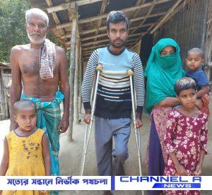 দিনমুজুরের কাজ করে অসুস্থ বৃদ্ধ পিতা, এক ছেলে, দুই মেয়ে ও স্ত্রীসহ ছয় সদস্য নিয়ে জীবন ভালোই চলছিল সাহাবুল ইসলামলের। হঠাৎ করেই প্রায় দেড় বছর আগে বাম পায়ে পচন রোগে আক্রান্ত হন তিনি। বর্তমানে চিকিৎসার অভাবে পঙ্গুত্ব বরণ করতে বসেছেন অসহায় দরিদ্র দিনমুজুর সাহাবুল ইসলাম। প্রতিবন্ধী হয়ে বাঁচতে চাননা ৩৩ বছর বয়সী সাহাবুল ইসলাম। সুস্থ হয়ে স্বাভাবিক জীবনে ফিরে আগের মতো দিনমজরুরের কাজ করে দুবেলা দুমুঠো খেয়েই বেঁচে থাকতে চান তিনি ৬ সদস্যের পরিবারের একমাত্র উপার্জনকারী সাহাবুল। সাহাবুল ইসলাম নাটোরের বাগাতিপাড়া উপজেলার পাঁকা ইউনিয়নের মাড়িয়া তাঁতিপাড়া গ্রামের লুৎফর রহমানের ছেলে।
